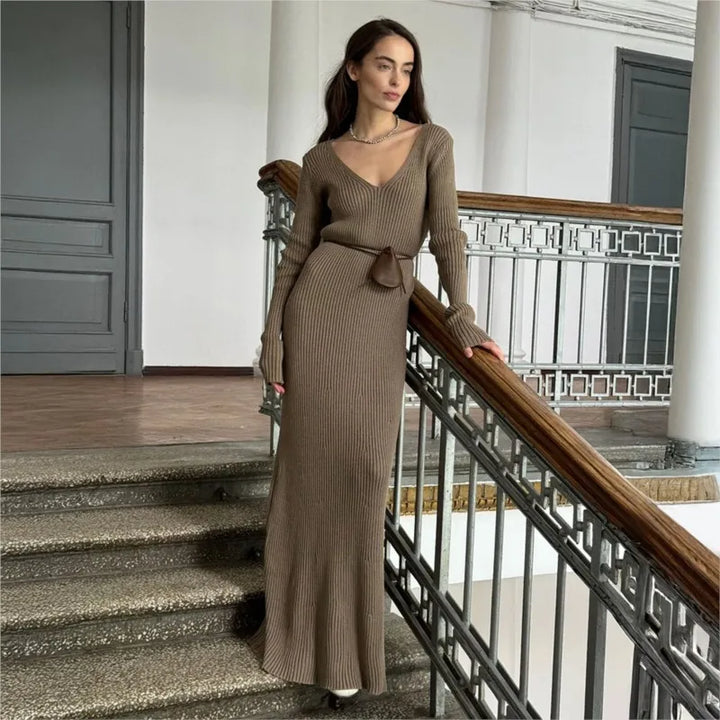 Chic Midi Dress with Parisian Knit