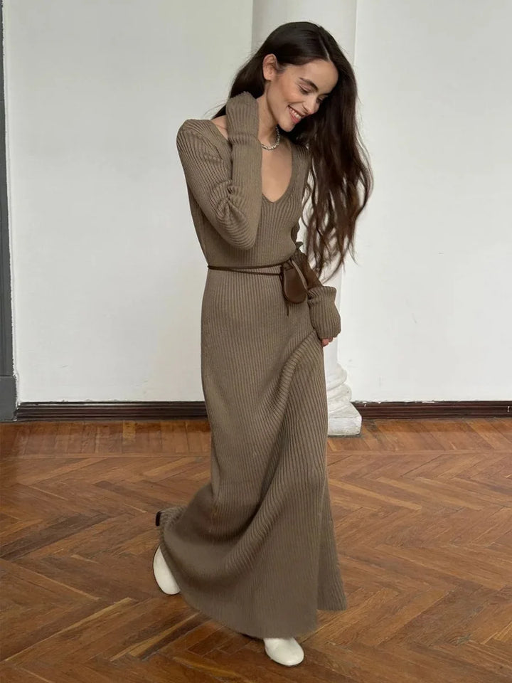 Chic Midi Dress with Parisian Knit